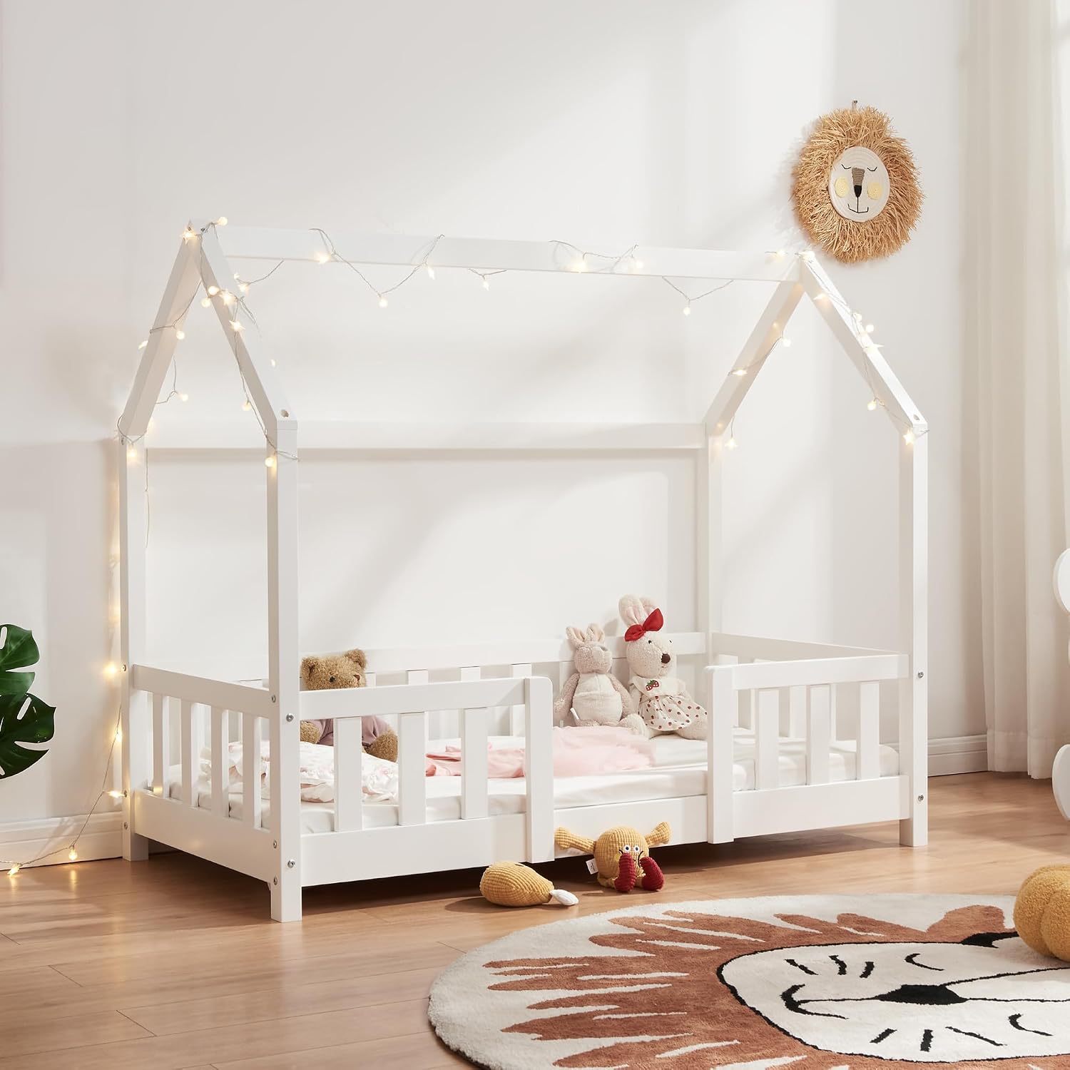 En.casa Kinderbett Sisimiut Hausbett Montessori 70 × 140 cm mit Rausfallschutz Holzbett für Kinder Bodenbett Lattenrost Kiefernholz Weiß matt